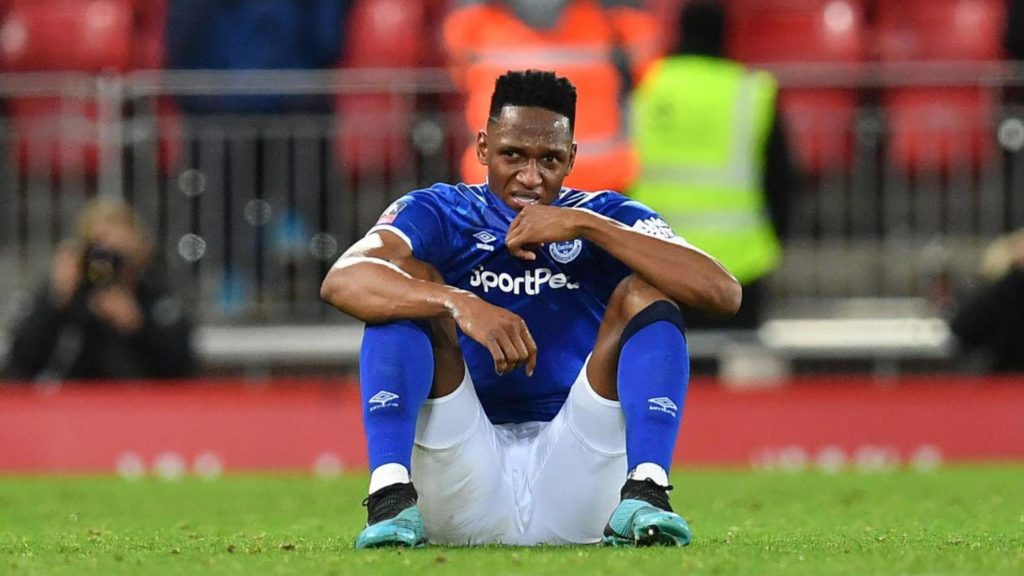 Yerry Mina salió lesionado en su reaparición con el Everton 2 Yerry Mina salió lesionado en su reaparición con el Everton En el estadio Goodison Park los aficionados del Everton presenciaron el regreso de Yerry Mina después de 64 días. El colombiano estuvo ausente por lesión en su pantorrilla y se perdió de siete duelos con su equipo y dos con la Selección.
