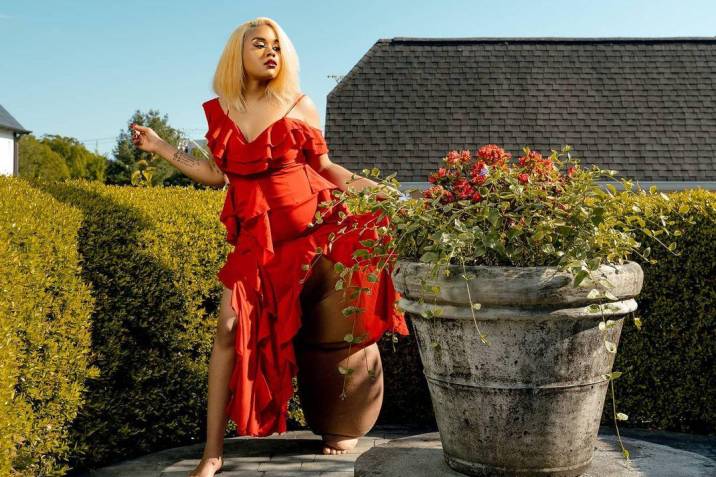 Mahogany, la modelo con una pierna que pesa 45 kilos 4 Mahogany, la modelo con una pierna que pesa 45 kilos Mahogany Geter, una mujer de 23 años nacida en Louisiana (Estados Unidos), es una modelo poco común, pues su pierna izquierda pesa 45 kilos por una deformidad con la que nació. Pero eso no ha impedido hacerle el quite a los estereotipos y ahora es una de las mejores en su labor.