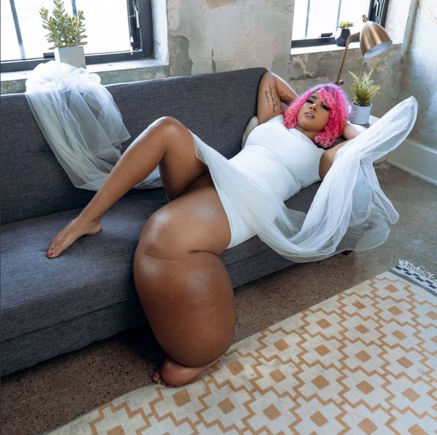Mahogany, la modelo con una pierna que pesa 45 kilos 1 Mahogany, la modelo con una pierna que pesa 45 kilos Mahogany Geter, una mujer de 23 años nacida en Louisiana (Estados Unidos), es una modelo poco común, pues su pierna izquierda pesa 45 kilos por una deformidad con la que nació. Pero eso no ha impedido hacerle el quite a los estereotipos y ahora es una de las mejores en su labor.