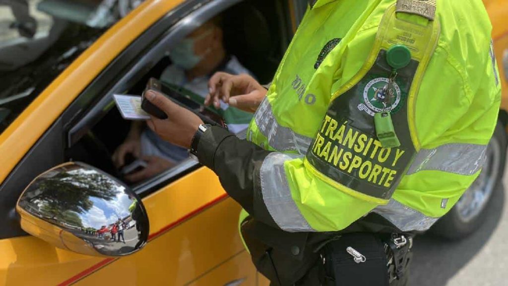 4 Millones de deudores de multas de tránsito podrán pagar con descuentos Los colombianos que tengan pendientes multas de tránsito pendiente de cancelar podrán acogerse a uno de los beneficios estipulados en la recién sancionada Ley 2155 de 2021 de Inversión Social que ofrece pago con descuento y sin intereses.