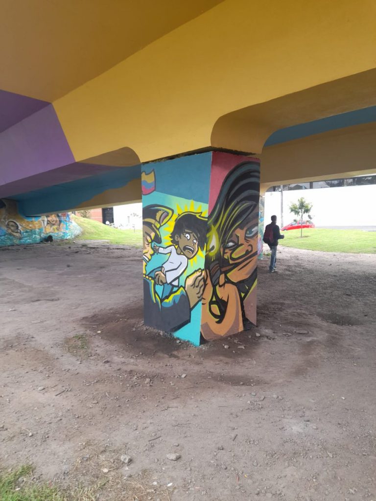 Así respondió Idartes ante la polémica por el mural en puente vehicular 1 Así respondió Idartes ante la polémica por el mural en puente vehicular Tras la polémica suscitada en redes sociales por un mural ubicado en un puente vehicular, en el que se ve una imagen alusiva que infiere el supuesto abuso policial, el Instituto Distrital de las Artes (Idartes) se pronunció hace pocos minutos respaldando la expresión artística.