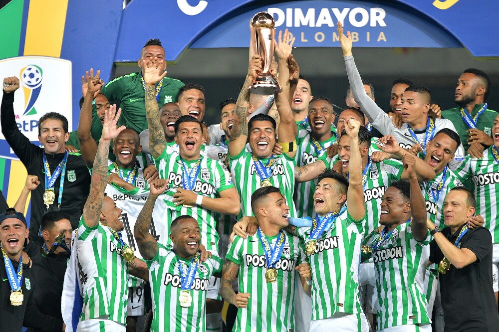 Los 5 campeones del 2021 Se terminó un año en el fútbol colombiano. Un 2021 que fue un poco anormal en el ámbito futbolero, teniendo en cuenta que varios torneos del 2020 tuvieron que terminar durante el presente año por cuestiones de pandemia. Por eso, este fue el año en el que cinco equipos lograron alzar un trofeo en la temporada, tanto en la Liga como en la Copa Colombia y la Superliga.