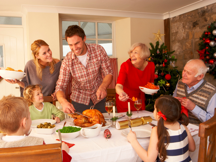 Pásela de maravilla en Nochebuena con su gente 9 Pásela de maravilla en Nochebuena con su gente Seguramente desde ya en su casa están con el corre corre para pasar una linda fiesta de Navidad y dejar atrás el estrés del 2021. Por eso le traemos algunos consejitos que le pueden ayudar a que su Nochebuena sea más fácil.