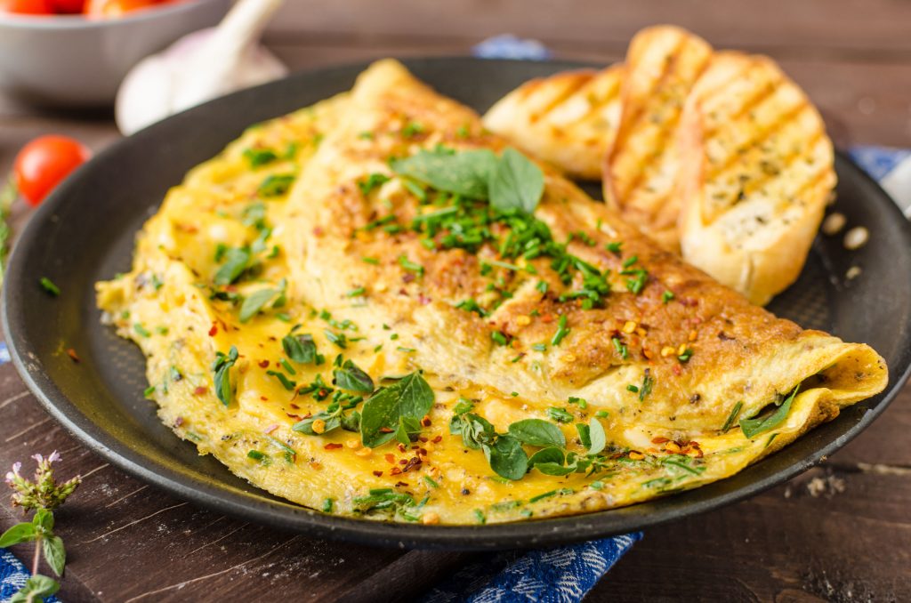 Aprenda a preparar deliciosos huevos para desayunar 1 Aprenda a preparar deliciosos huevos para desayunar Con frecuencia se escucha decir que se debe desayunar como rey, almorzar como príncipe y cenar como mendigo. Pues bien, esta frase es un reflejo de la importancia del desayuno.