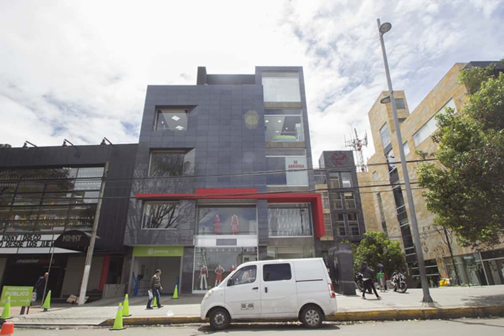 Autoridades allanan las propiedades de Mauricio Leal 3 Autoridades allanan las propiedades de Mauricio Leal Las autoridades siguen dando puntadas en el caso de la muerte de Mauricio Leal y de su mamá Marleny Hernández, pues luego de que esta mañana la Fiscalía General estableciera que se trató de un doble homicidio, en las últimas horas las autoridades comenzaron a realizar labores de allanamiento en las propiedades del estilista de las famosas.