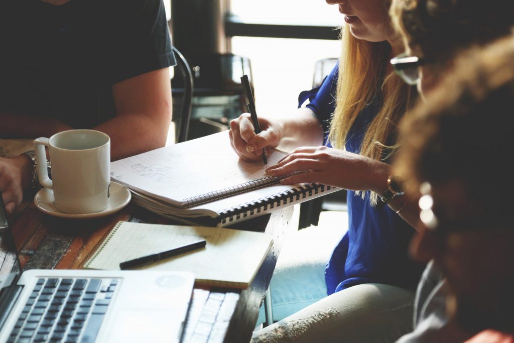 Así funcionará la matrícula gratis en la universidad En firme quedó una política de estado que beneficiará a los jóvenes talentos del país y que promoverá el desarrollo social: la matrícula gratis para estudiantes de estratos 1, 2 y 3. Gracias a la llamada ‘Ley de inversión social’, que fue aprobada el 14 de septiembre, todos los años el Ministerio de Educación gestionará los recursos para asegurar el estudio a miles de jóvenes del país, tanto así que se estima que el próximo año 700.000 jóvenes se verán beneficiados.