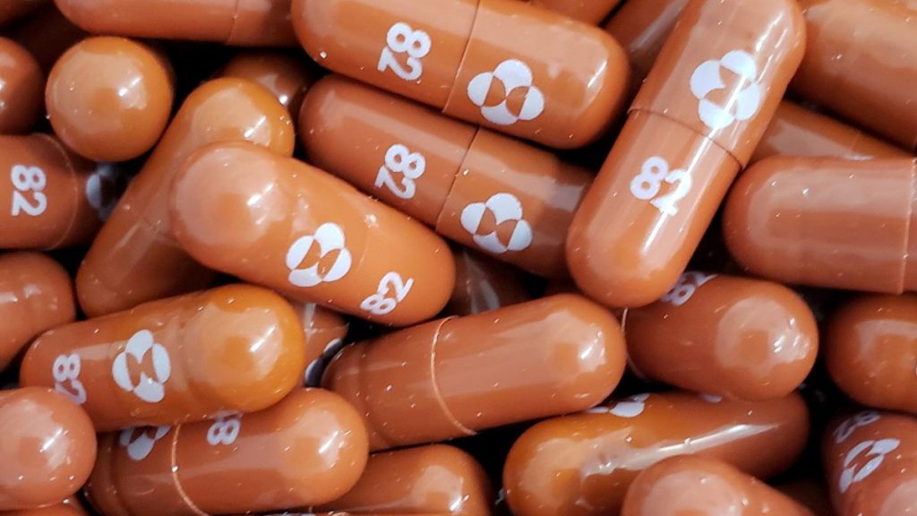 Paxlovid, la píldora de Pfizer a la que Europa le dio su aval 3 Paxlovid, la píldora de Pfizer a la que Europa le dio su aval La Agencia Europea de Medicamentos (EMA) permitió que los estados miembros utilicen la píldora contra el COVID-19 de Pfizer, antes de su aprobación formal, y autorizó dos tratamientos más, en su lucha contra el aumento de contagios.