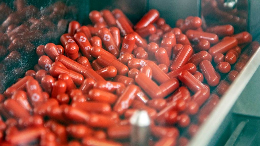 Paxlovid, la píldora de Pfizer a la que Europa le dio su aval 1 Paxlovid, la píldora de Pfizer a la que Europa le dio su aval La Agencia Europea de Medicamentos (EMA) permitió que los estados miembros utilicen la píldora contra el COVID-19 de Pfizer, antes de su aprobación formal, y autorizó dos tratamientos más, en su lucha contra el aumento de contagios.
