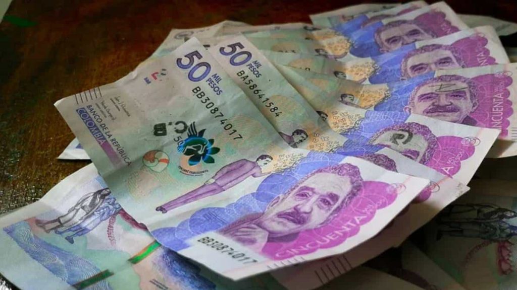 Salario mínimo: con sus altas y sus bajas 2 Salario mínimo: con sus altas y sus bajas Tras el anuncio del presidente Iván Duque sobre el incremento del salario mínimo en un 10.07%, el cual es el aumento más alto en términos reales desde hace 40 años, el ministro de Trabajo, Ángel Custodio Cabrera, aseguró que tanto empresarios como centrales obreras acordaron que el salario mínimo para 2022 sea de un millón de pesos más auxilio de transporte, por lo que quedó en $1'117.172.