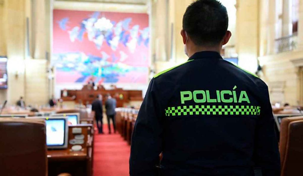 Avanza el proyecto de ley para nuevo estatuto disciplinario de la Policía 1 Avanza el proyecto de ley para nuevo estatuto disciplinario de la Policía La plenaria del Senado aprobó éste martes el proyecto de ley por medio del cual se dispone de un nuevo estatuto disciplinario para la Policía Nacional, en el cual se crea, entre otras, una inspección general para seguimientos a las marchas.