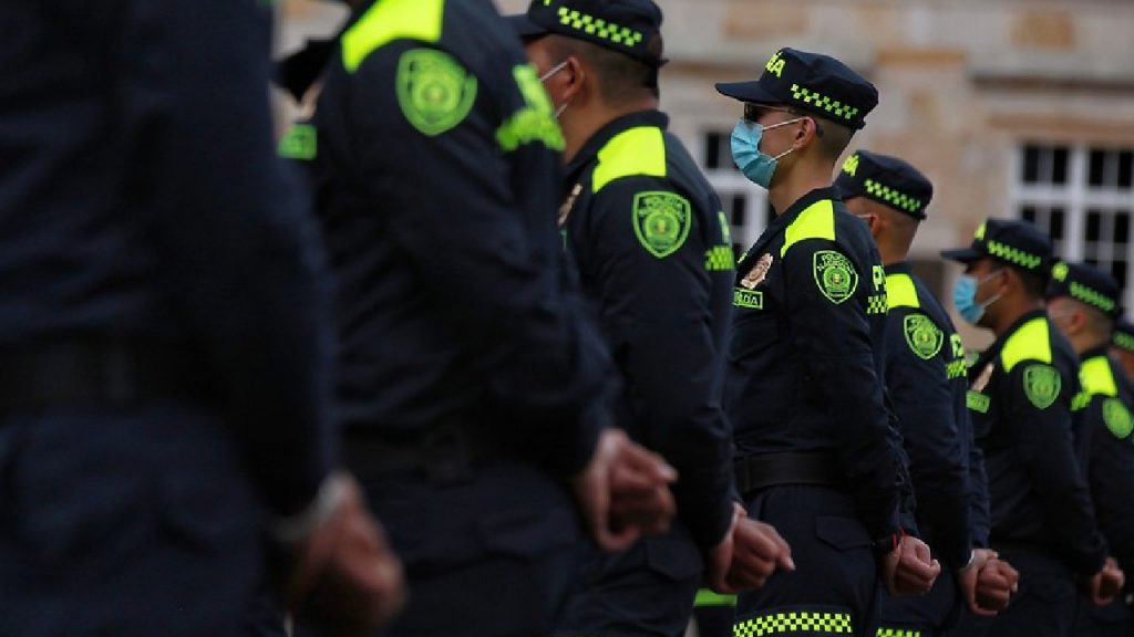 Avanza el proyecto de ley para nuevo estatuto disciplinario de la Policía 2 Avanza el proyecto de ley para nuevo estatuto disciplinario de la Policía La plenaria del Senado aprobó éste martes el proyecto de ley por medio del cual se dispone de un nuevo estatuto disciplinario para la Policía Nacional, en el cual se crea, entre otras, una inspección general para seguimientos a las marchas.