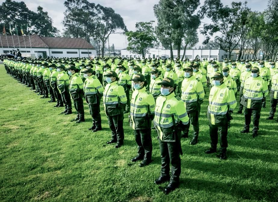 Llegan a Bogotá mil nuevos policías para fortalecer la seguridad 10 Llegan a Bogotá mil nuevos policías para fortalecer la seguridad Para fortalecer labores de inteligencia, investigación criminal y la vigilancia por cuadrantes, desde este miércoles se incorporaron mil nuevos uniformados a la Policía Metropolitana de Bogotá, así lo anunció la Alcaldía Mayor.