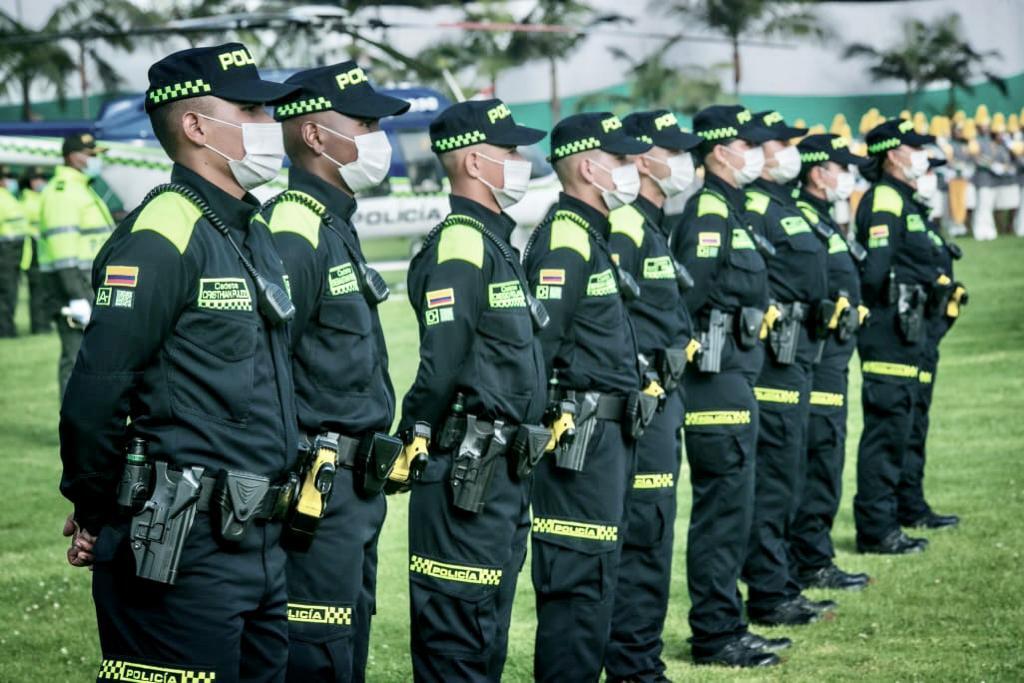 Llegan a Bogotá mil nuevos policías para fortalecer la seguridad 2 Llegan a Bogotá mil nuevos policías para fortalecer la seguridad Para fortalecer labores de inteligencia, investigación criminal y la vigilancia por cuadrantes, desde este miércoles se incorporaron mil nuevos uniformados a la Policía Metropolitana de Bogotá, así lo anunció la Alcaldía Mayor.