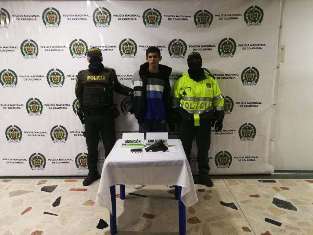 Dos tiros en la cabeza en lote baldío 2 Dos tiros en la cabeza en lote baldío El angosto camino peatonal de cemento que atraviesa una zona boscosa en el barrio Tintalito (en Kennedy), fue invadido por varios curiosos y uniformados de la policía minutos después de que fuera hallado allí, tendido de medio lado, un joven de aproximadamente 25 años.