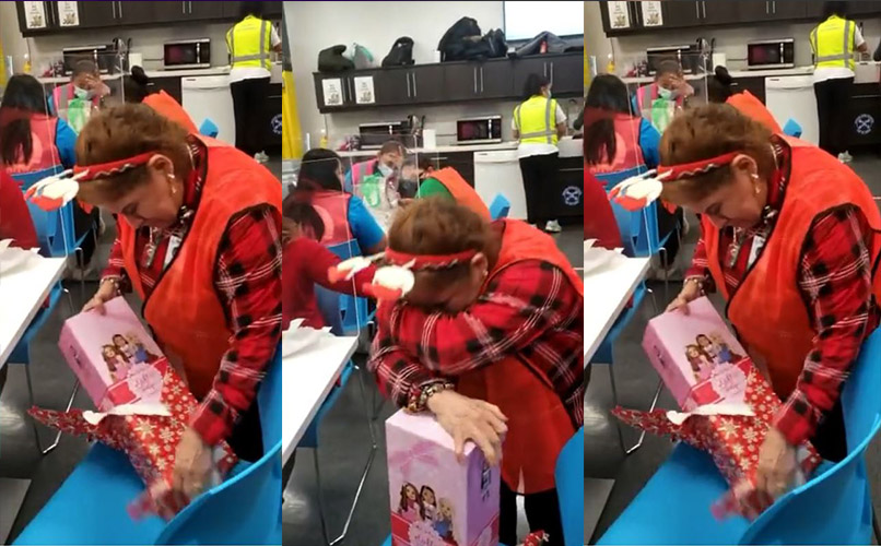 EN VIDEO: Señora llora emocionada al recibir su primera muñeca 4 EN VIDEO: Señora llora emocionada al recibir su primera muñeca En TikTok se hace viral el video de una señora que se estremece con un regalo que le dieron sus compañeras de trabajo.