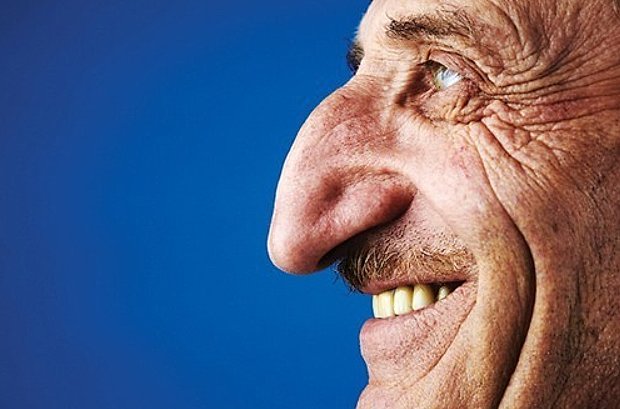 Mehmet, el hombre que tiene la nariz más larga del mundo 6 Mehmet, el hombre que tiene la nariz más larga del mundo Mehmet Ozyurek es un turco de 72 años que se mantiene a la cabeza como el hombre con la nariz más larga del mundo. Desde hace dos décadas ostenta este título, con una longitud de 8.8 centímetros desde el puente hasta la punta, y este año lo volvió a ganar.