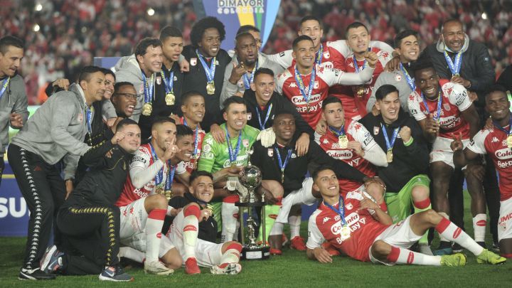 Los 5 campeones del 2021 Se terminó un año en el fútbol colombiano. Un 2021 que fue un poco anormal en el ámbito futbolero, teniendo en cuenta que varios torneos del 2020 tuvieron que terminar durante el presente año por cuestiones de pandemia. Por eso, este fue el año en el que cinco equipos lograron alzar un trofeo en la temporada, tanto en la Liga como en la Copa Colombia y la Superliga.