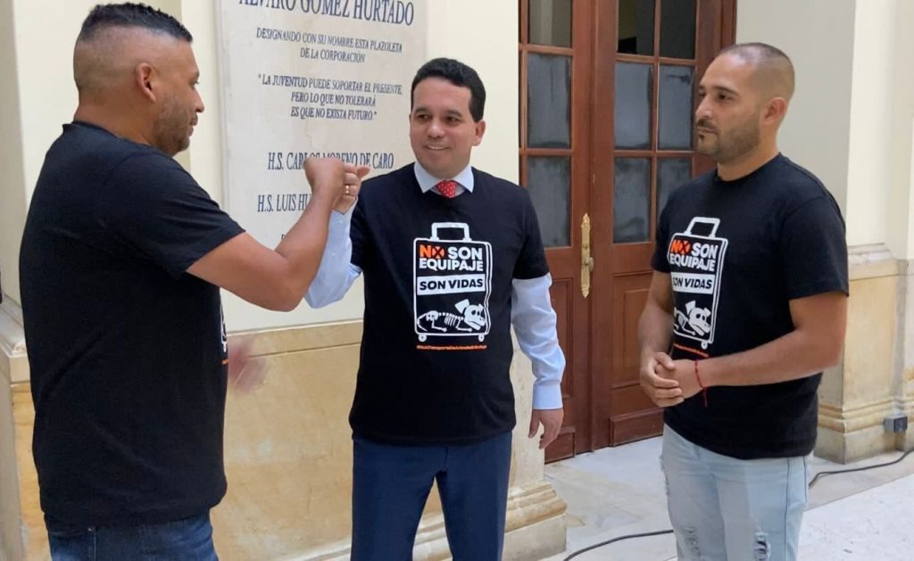 Radican proyecto de ley para el transporte de animales de compañía 2 Radican proyecto de ley para el transporte de animales de compañía Cada vez son más los hogares que cuentan entre sus integrantes con animales de compañía, es por eso que día a día la legislación en el país trata de adaptarse a las nuevas realidades y procura generar bienestar en las llamadas familias multiespecie.