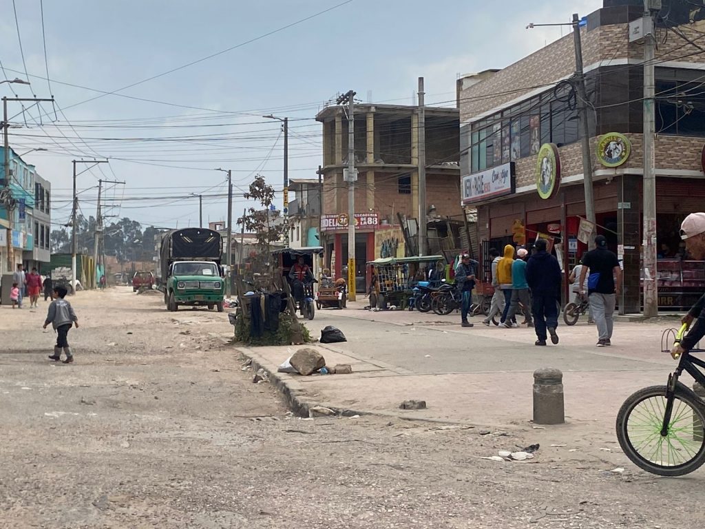 Doble herida con arma blanca en el pecho a joven en Bosa En medio de la multitud de vehículos informales, particulares y transeúntes que invadían una de las principales calles del barrio San José, sector de Potreritos (Bosa), dos sujetos sostuvieron una acalorada discusión a cuchillo, a plena luz del día.