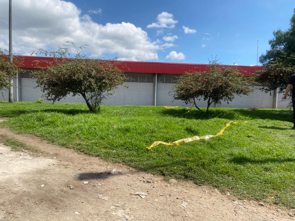 Dos tiros en la cabeza en lote baldío 1 Dos tiros en la cabeza en lote baldío El angosto camino peatonal de cemento que atraviesa una zona boscosa en el barrio Tintalito (en Kennedy), fue invadido por varios curiosos y uniformados de la policía minutos después de que fuera hallado allí, tendido de medio lado, un joven de aproximadamente 25 años.