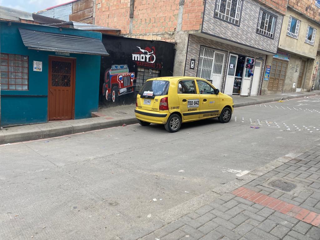 Riña en la calle dejó un muerto en San Cristóbal Los alegatos que se escuchaban a lo lejos fueron los mismos que acapararon la atención de los habitantes del sector de Juan Rey, barrio La Flora (en San Cristóbal), la madrugada de ayer. Estos gritos llevaron a una vecina a llamar de manera inmediata a la línea de emergencia.