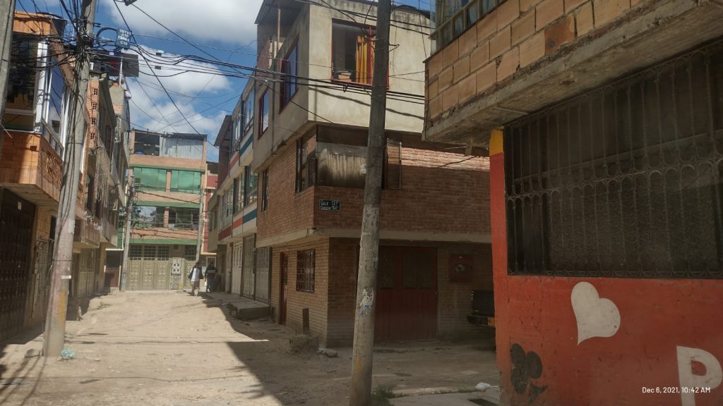 Delincuente le arrebató la vida a joven de una puñalada 1 Delincuente le arrebató la vida a joven de una puñalada Alejandro Tunjano Sarmiento salió de su casa cuando el reloj marcaba las 2 de la madrugada del pasado domingo, con el fin de hacer unas compras en una tienda cercana, pues estaba departiendo con varios allegados dentro de una vivienda del barrio Santa Cecilia, en Suba.