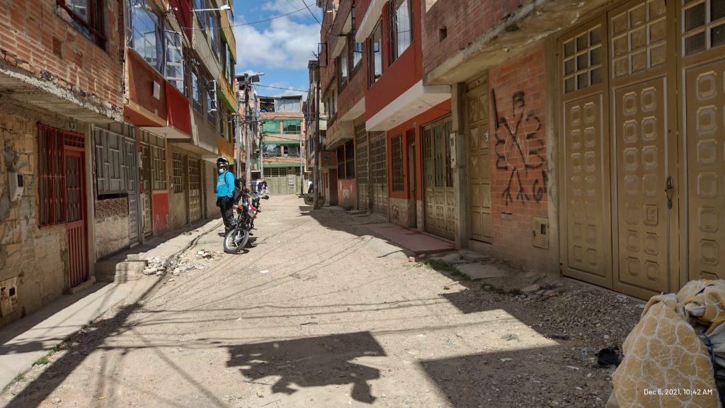Delincuente le arrebató la vida a joven de una puñalada 2 Delincuente le arrebató la vida a joven de una puñalada Alejandro Tunjano Sarmiento salió de su casa cuando el reloj marcaba las 2 de la madrugada del pasado domingo, con el fin de hacer unas compras en una tienda cercana, pues estaba departiendo con varios allegados dentro de una vivienda del barrio Santa Cecilia, en Suba.