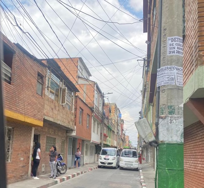Cinco disparos le dieron a José Luis en Patio Bonito 3 Cinco disparos le dieron a José Luis en Patio Bonito Sentada en las escaleras que permanecen en obra gris, con las rodillas y la cara con manchas de sangre, el rostro bañado en lágrimas y una profunda tristeza que se asomaba en medio de sus ojos negros, permanecía Adriana la tarde de ayer a pocos metros del lugar en donde había sido baleado su esposo horas antes.