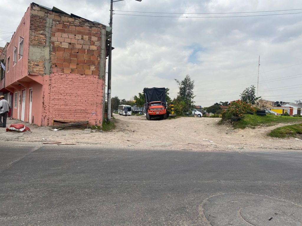 Leidy Catherine, la mujer a la que su esposo arrolló con un camión 2 Leidy Catherine, la mujer a la que su esposo arrolló con un camión Los rayos de sol que pegaban en la parte delantera de un furgón blanco calentaban las manos de Leidy Catherine Leguizamón León, quien con toda la fuerza y la valentía que la acompañaban, tenía sus palmas en el panorámico y permanecía de pie delante del vehículo, impidiendo que este avanzara, porque temía que su esposo se llevara a su pequeña hija, quien lloraba sin parar dentro de la cabina del camión.