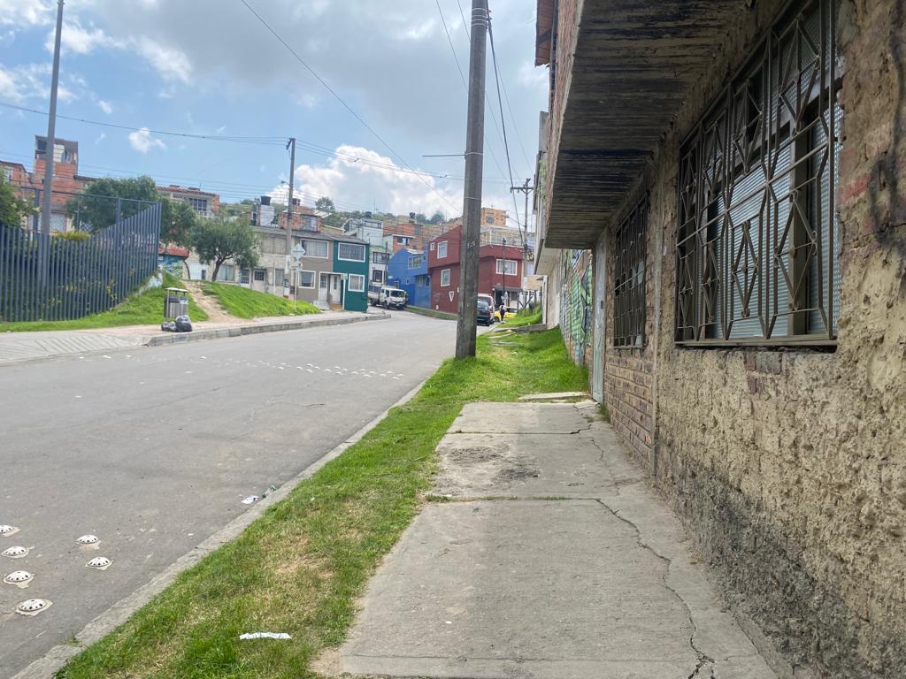 Balean en la cabeza a vendedor informal en el Perdomo 1 Balean en la cabeza a vendedor informal en el Perdomo Mientras Jhon Tapias caminaba tambaleándose por las calles del sector del Perdomo, en Ciudad Bolívar, sosteniendo en su mano derecha una botella de cerveza, dos sujetos que se movilizaban en una motocicleta lo abordaron y le dispararon sin mediar palabra.