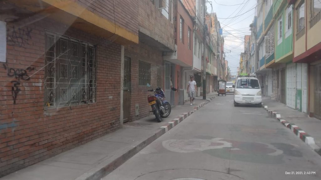Cinco disparos le dieron a José Luis en Patio Bonito 1 Cinco disparos le dieron a José Luis en Patio Bonito Sentada en las escaleras que permanecen en obra gris, con las rodillas y la cara con manchas de sangre, el rostro bañado en lágrimas y una profunda tristeza que se asomaba en medio de sus ojos negros, permanecía Adriana la tarde de ayer a pocos metros del lugar en donde había sido baleado su esposo horas antes.