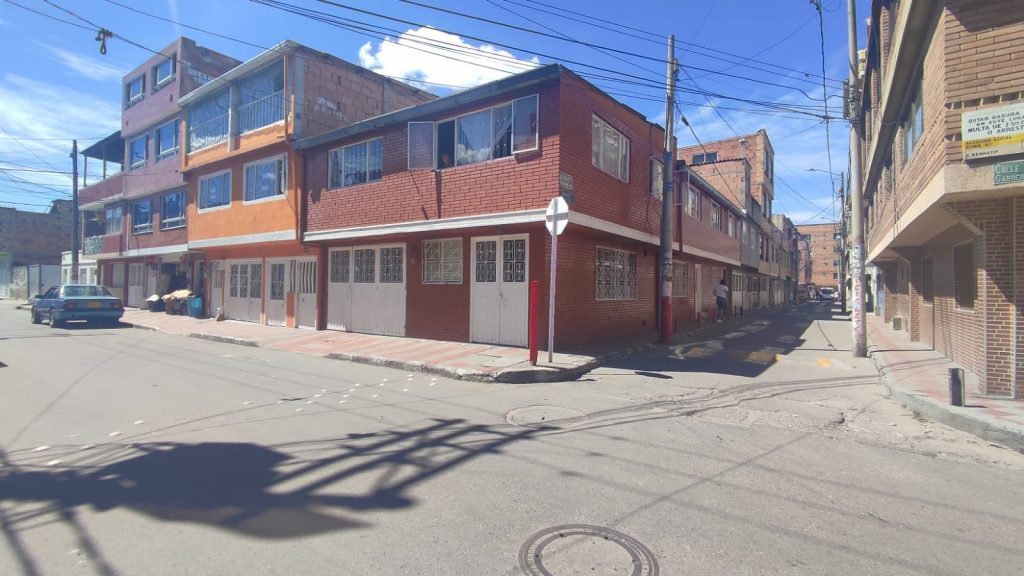 Asesino se metió a la casa de la bella Katherine y le disparó 2 Asesino se metió a la casa de la bella Katherine y le disparó Mientras Viviana Katherine Duque Castro se despedía de su hermana y bajaba las escaleras del tercer piso, su verdugo estaba abriendo la puerta principal de la vivienda de manera sigilosa, sin llamar la atención de los demás inquilinos de la propiedad. Apenas la joven llegó al pasillo del primer piso, el sujeto sacó el revólver que llevaba escondido y le disparó en la cara a la jovencita, de apenas 20 años.