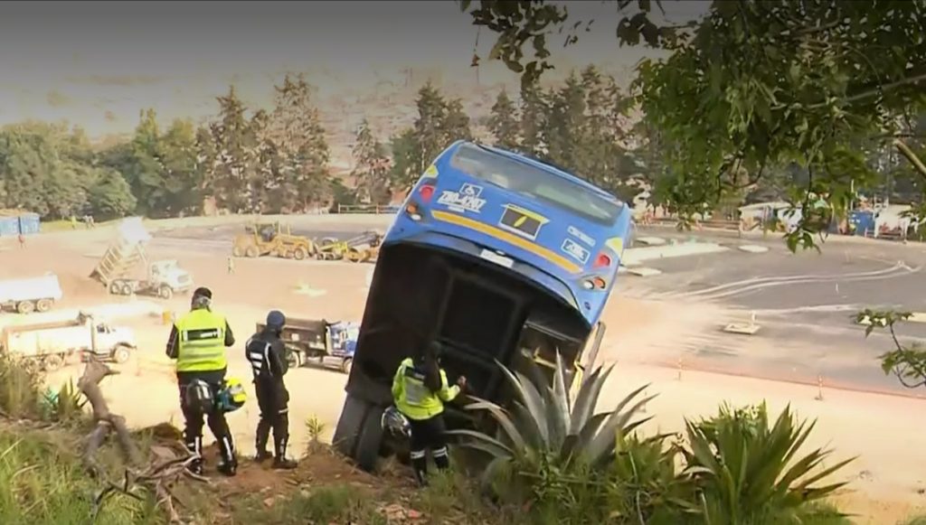 Dos muertos y 15 heridos dejó terrible accidente de bus del SITP 3 Dos muertos y 15 heridos dejó terrible accidente de bus del SITP Un lamentable accidente ocurrió esta madrugada en la localidad de Ciudad Bolívar, donde un bus del Sistema Integrado de Transporte Público (SITP) sufrió un problema mecánico y terminó yéndose a un precipicio. El trágico saldo fue de dos muertos y 15 heridos.