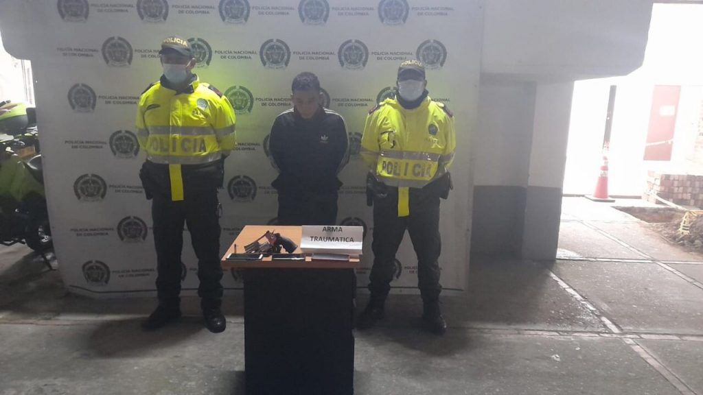 Roba a pasajeros de flota con arma traumática en Suba 1 Roba a pasajeros de flota con arma traumática en Suba En la noche de este martes la Policía Metropolitana de Bogotá, en la localidad de Suba, logró la captura de un sujeto que mediante intimidaciones, y empleando un arma, cometió un hurto en una flota.