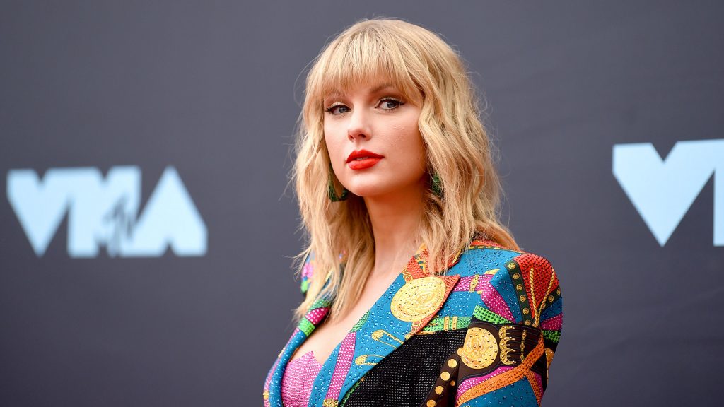 Top 10 de las celebridades con más seguidores en Instagram 8 Top 10 de las celebridades con más seguidores en Instagram Las redes sociales son una herramienta que claramente ayudan a medir la popularidad de las celebridades, es por ello que hoy le traemos el Top-10 de las famosas que más seguidores tienen en sus cuentas de Instagram.