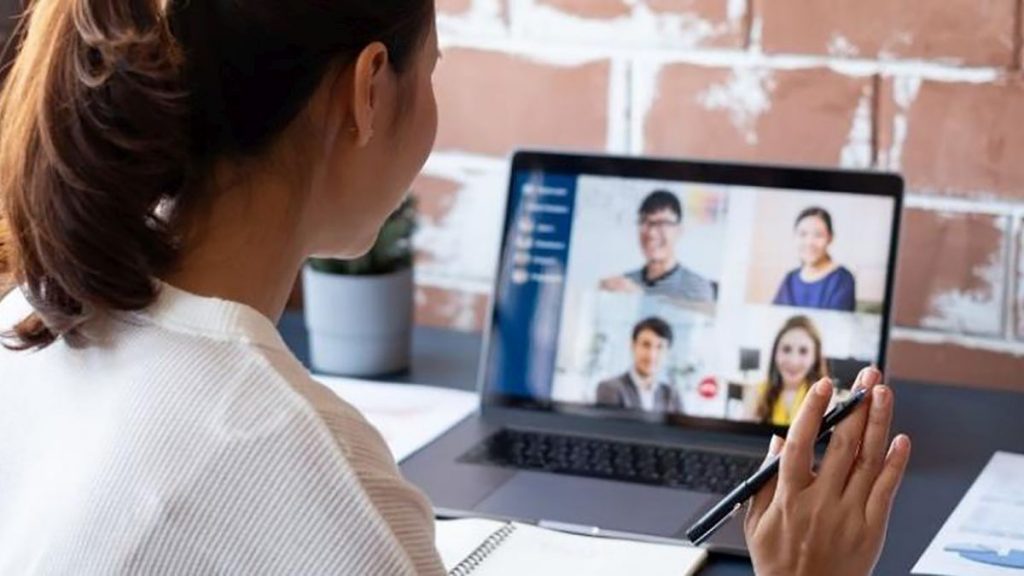 En Francia obligarán a los empleados a hacer teletrabajo 1 En Francia obligarán a los empleados a hacer teletrabajo El primer ministro de Francia, Jean Castex, anunció en las últimas horas nuevas medidas aprobadas por el Gobierno con vistas a hacer frente al empeoramiento de la situación epidemiológica por el coronavirus, que obligará a los empleados a teletrabajar entre tres y cuatro días durante las próximas tres semanas.