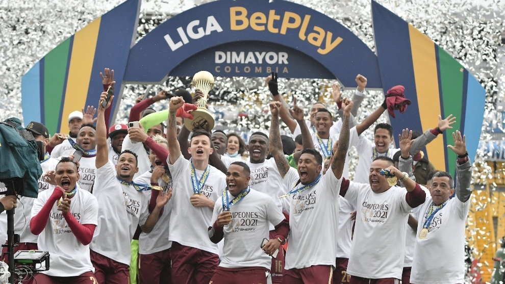 Los 5 campeones del 2021 Se terminó un año en el fútbol colombiano. Un 2021 que fue un poco anormal en el ámbito futbolero, teniendo en cuenta que varios torneos del 2020 tuvieron que terminar durante el presente año por cuestiones de pandemia. Por eso, este fue el año en el que cinco equipos lograron alzar un trofeo en la temporada, tanto en la Liga como en la Copa Colombia y la Superliga.
