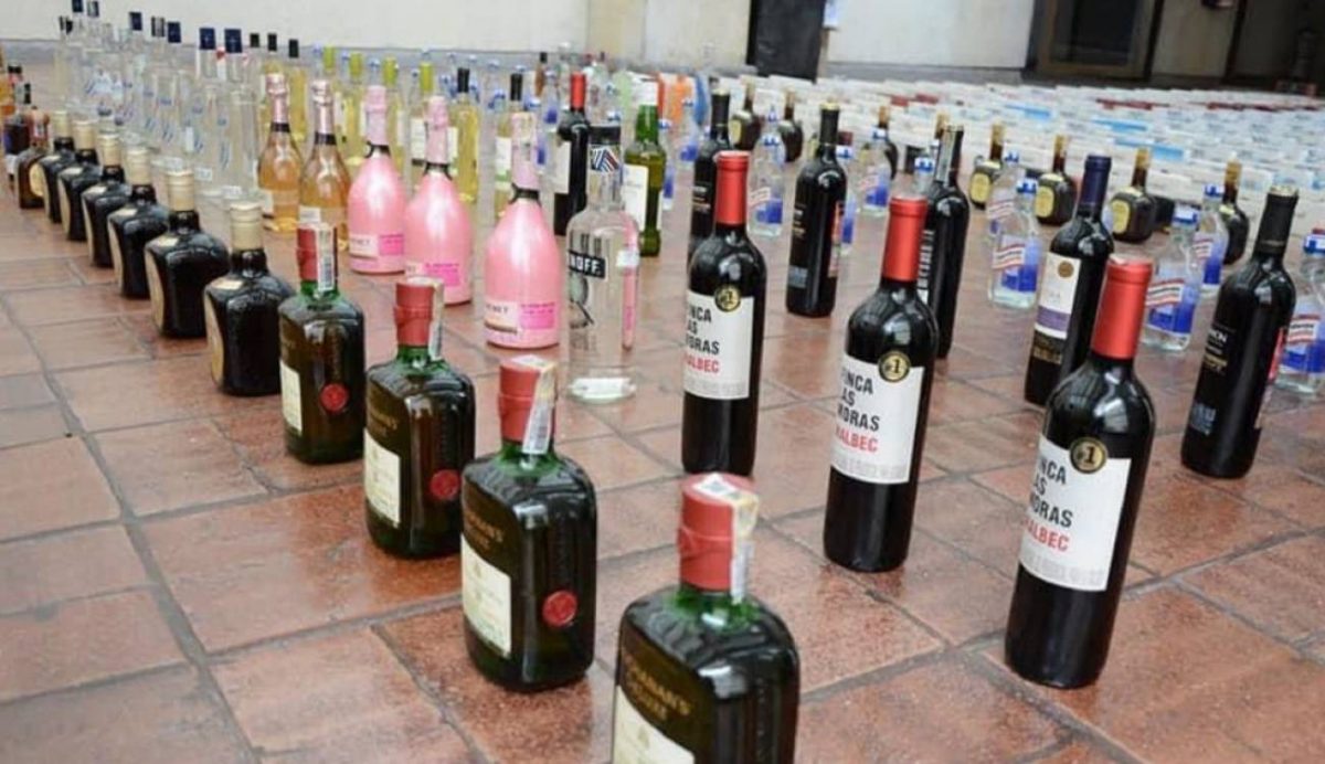 Incautan 950 botellas de licor adulterado de varias marcas 1 Incautan 950 botellas de licor adulterado de varias marcas Las autoridades lograron incautar en Bogotá, en las últimas horas, 950 botellas de licor adulterado de diferentes marcas.