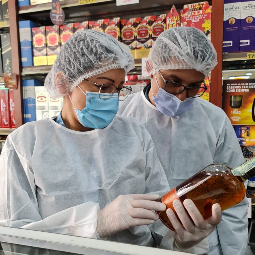 Decomisan licor chimbo y 2.278 kilos de alimentos en mal estado 1 Decomisan licor chimbo y 2.278 kilos de alimentos en mal estado Diciembre suele ser un mes de excesos, tanto en la comida como en la bebida, por eso es importante que las personas observen con detenimiento lo que compran antes de consumir, pues se podrían llevar una desagradable sorpresa y sufrir serios malestares de salud.