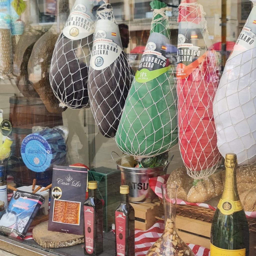 Decomisan licor chimbo y 2.278 kilos de alimentos en mal estado 3 Decomisan licor chimbo y 2.278 kilos de alimentos en mal estado Diciembre suele ser un mes de excesos, tanto en la comida como en la bebida, por eso es importante que las personas observen con detenimiento lo que compran antes de consumir, pues se podrían llevar una desagradable sorpresa y sufrir serios malestares de salud.