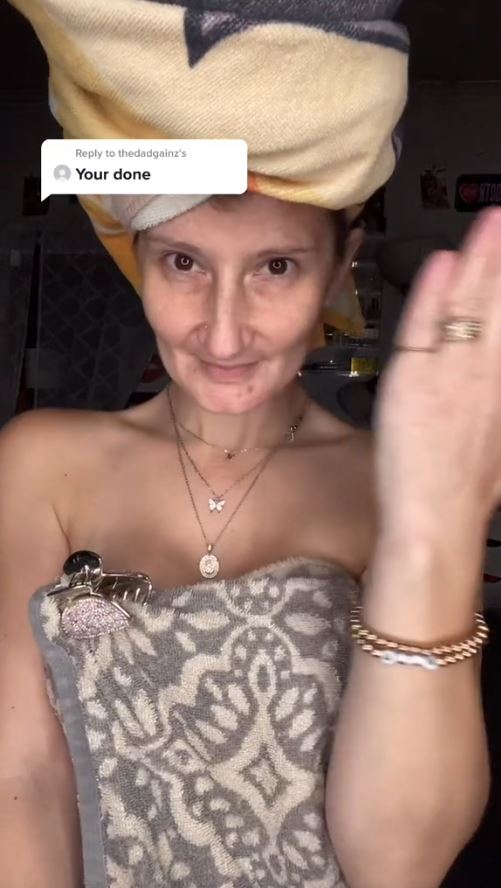 EN VIDEO: Se maquilla e impresiona con su transformación 1 EN VIDEO: Se maquilla e impresiona con su transformación Que el maquillaje logra resaltar la belleza de una mujer es algo que no se duda, pero hay otros casos en los que su efecto es casi como el de un milagro. Eso precisamente ocurre con Alicia, una estadounidense de 36 años que sorprende por sus videos en redes sociales.