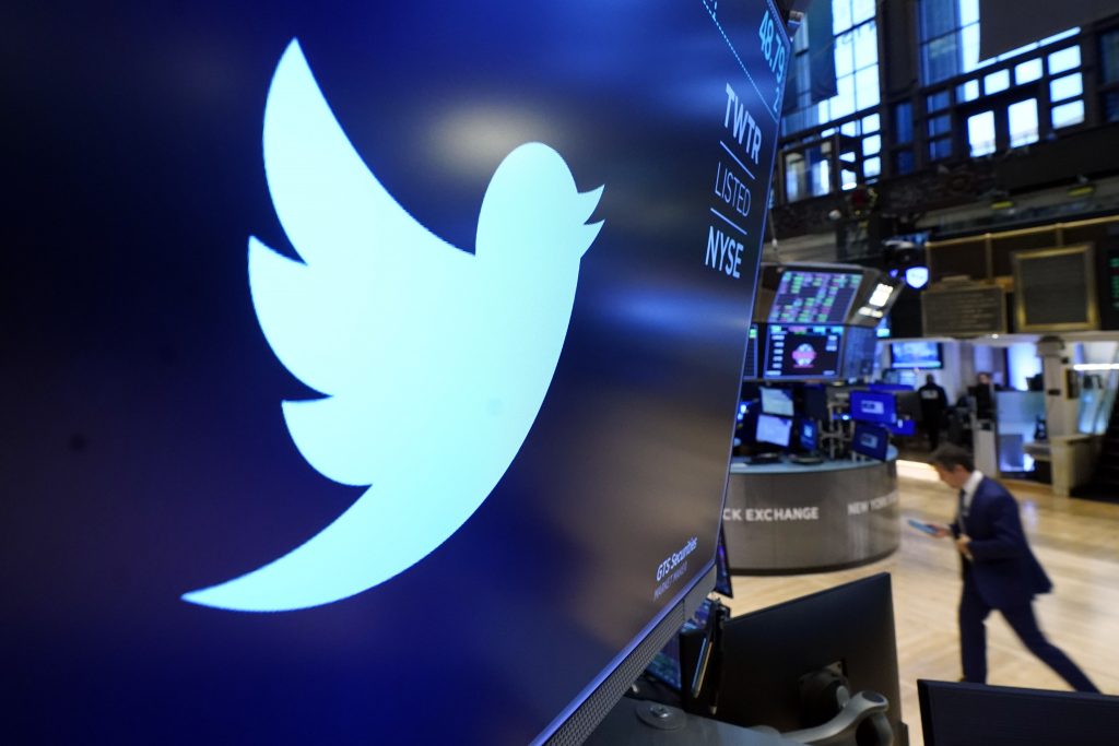 No podrá compartir fotos y videos de un usuario sin su permiso 5 No podrá compartir fotos y videos de un usuario sin su permiso Twitter lanzó este martes nuevas reglas para impedir que los usuarios compartan imágenes privadas de otras personas sin su consentimiento, endureciendo las políticas de la red social, apenas un día después de que cambiara de CEO.