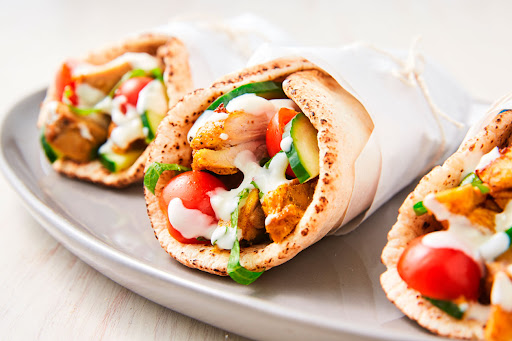 Comida rápida de Medio Oriente en su mesa El shawarma es un plato popular en Siria, Turquía, Líbano, Egipto e Israel. Pero en Colombia es una de las recetas que más gusta entre los comensales, por su fácil preparación y lo rico que puede quedar.