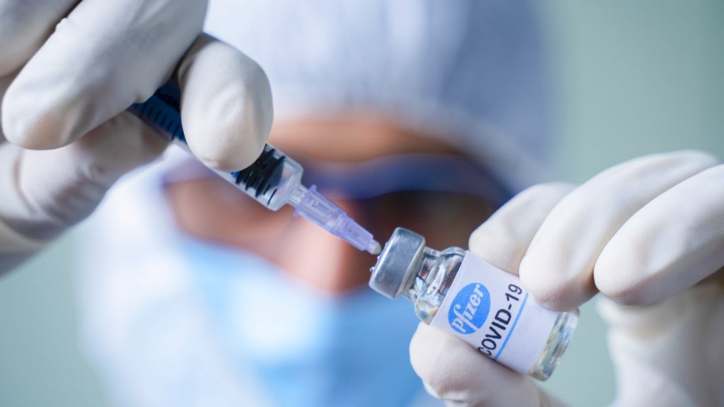 Pfizer confirmó que después de sus tres dosis sería eficaz la vacuna contra Ómicron 1 Pfizer confirmó que después de sus tres dosis sería eficaz la vacuna contra Ómicron La vacuna contra el coronavirus desarrollada por los laboratorios Pfizer y BioNTech es "eficaz" contra la variante ómicron después de "tres dosis", dijo este miércoles BioNTech en un comunicado, que desea preparar una vacuna más adaptada a esta alteración del virus hacia marzo.