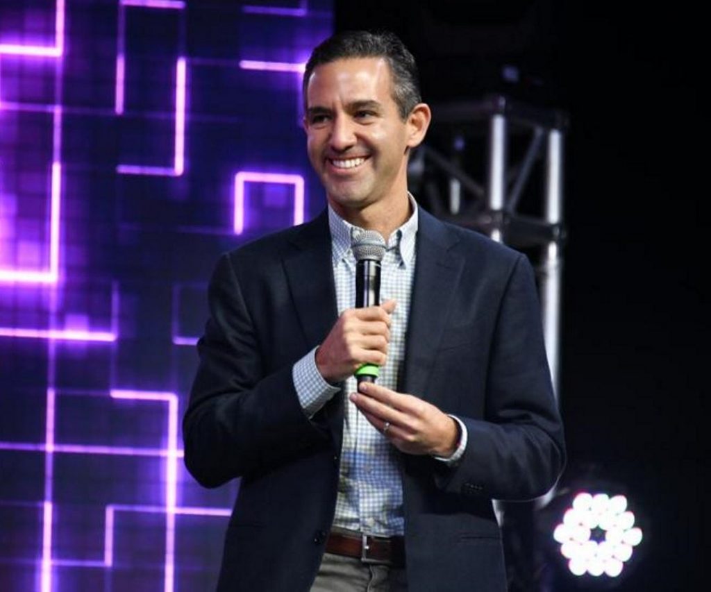 David Vélez, con la fortuna más grande del país 2 David Vélez, con la fortuna más grande del país Diez años le tomó a David Vélez convertir una idea de negocio en la compañía financiera más poderosa del continente: Nubank (ver recuadro). De hecho, el pasado jueves este nacido en Medellín (Antioquia) estuvo presente en el evento que anunciaba que su empresa salía a cotizar a la Bolsa de Nueva York (Estados Unidos), lo que le permitió valorarse en 48 mil millones de dólares (174 billones de pesos).