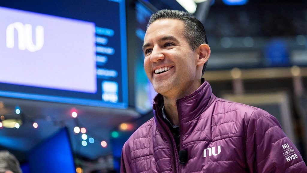 David Vélez, con la fortuna más grande del país 8 David Vélez, con la fortuna más grande del país Diez años le tomó a David Vélez convertir una idea de negocio en la compañía financiera más poderosa del continente: Nubank (ver recuadro). De hecho, el pasado jueves este nacido en Medellín (Antioquia) estuvo presente en el evento que anunciaba que su empresa salía a cotizar a la Bolsa de Nueva York (Estados Unidos), lo que le permitió valorarse en 48 mil millones de dólares (174 billones de pesos).