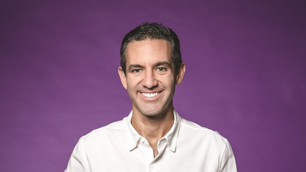 David Vélez, con la fortuna más grande del país 3 David Vélez, con la fortuna más grande del país Diez años le tomó a David Vélez convertir una idea de negocio en la compañía financiera más poderosa del continente: Nubank (ver recuadro). De hecho, el pasado jueves este nacido en Medellín (Antioquia) estuvo presente en el evento que anunciaba que su empresa salía a cotizar a la Bolsa de Nueva York (Estados Unidos), lo que le permitió valorarse en 48 mil millones de dólares (174 billones de pesos).