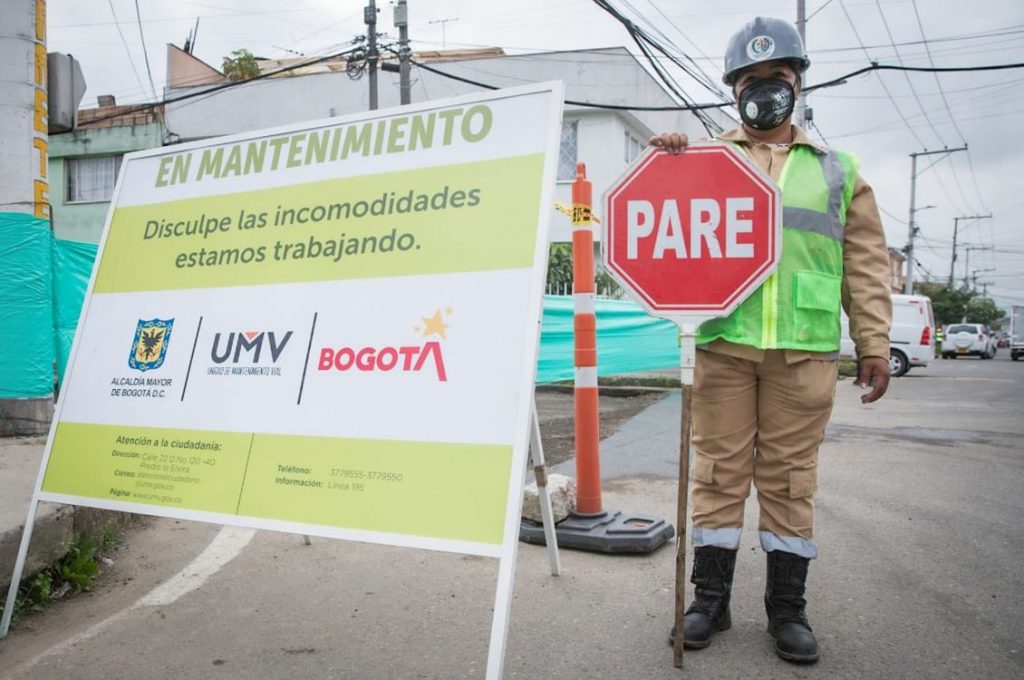 La Alcaldía tapará 56 mil huecos y pavimentar 225 calles 3 La Alcaldía tapará 56 mil huecos y pavimentar 225 calles Los huecos en las vías son un constante dolor de cabeza para los conductores en Bogotá, y por más de que distintas administraciones distritales han querido acabar con esta problemática, no ha sido posible. Ahora, la Alcaldía acaba de anunciar un nuevo plan para tapar 56 mil huecos.
