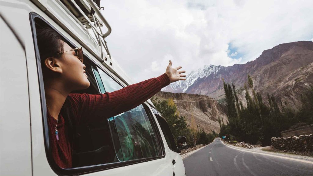 Tips para viajeros en este fin de año Por esta época del año es muy común que las empresas les den unos días de vacaciones a sus empleados y los niños ya estén en receso, por eso Q’HUBO le trae las siguientes recomendaciones para que viaje de forma segura y tranquila, para evitarse el día de mañana dolores de cabeza que le amarguen sus días de descanso.