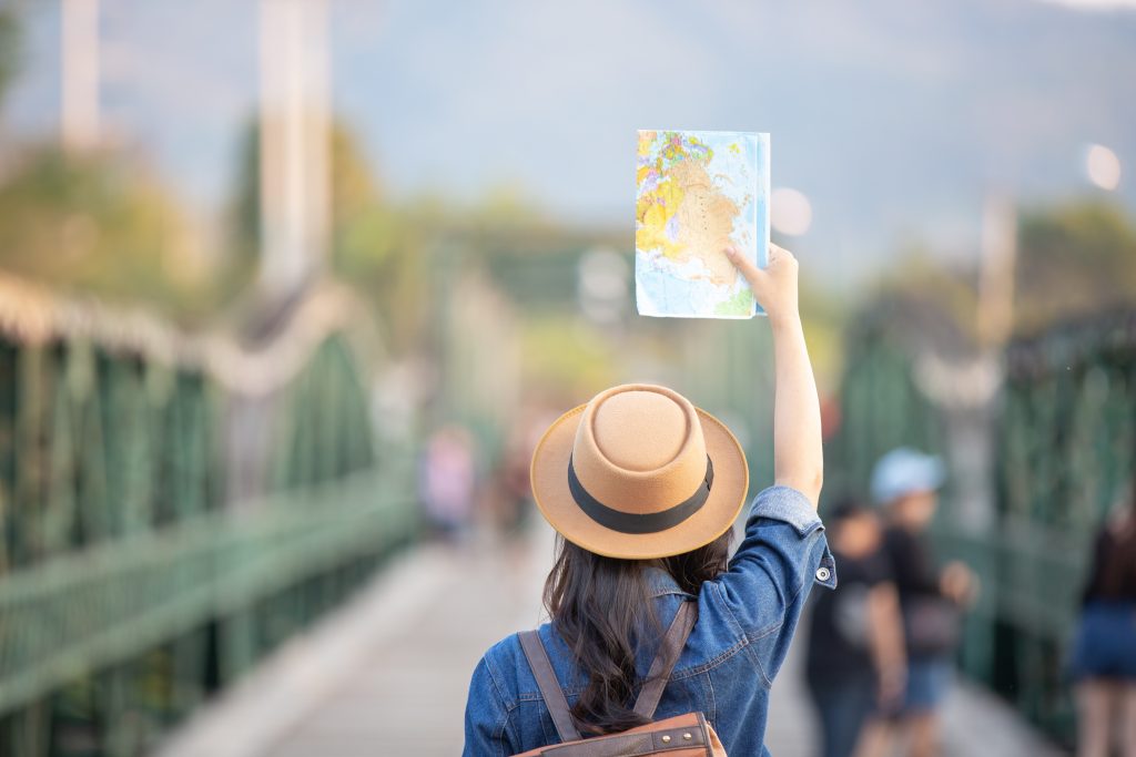 Buscan a una persona para que trabaje viajando por el mundo 1 Buscan a una persona para que trabaje viajando por el mundo Hay muchos que sueñan con su trabajo ideal; entre ellos se encuentran aquellos que desearían que les pagaran por recorrer el mundo y conocer cientos de lugares y culturas. Lo mejor de todo es que este sueño se le podrá hacer realidad a una persona, ya que una empresa se encuentra en la búsqueda de un viajero al que le pagaría una suma millonaria por hacerlo.